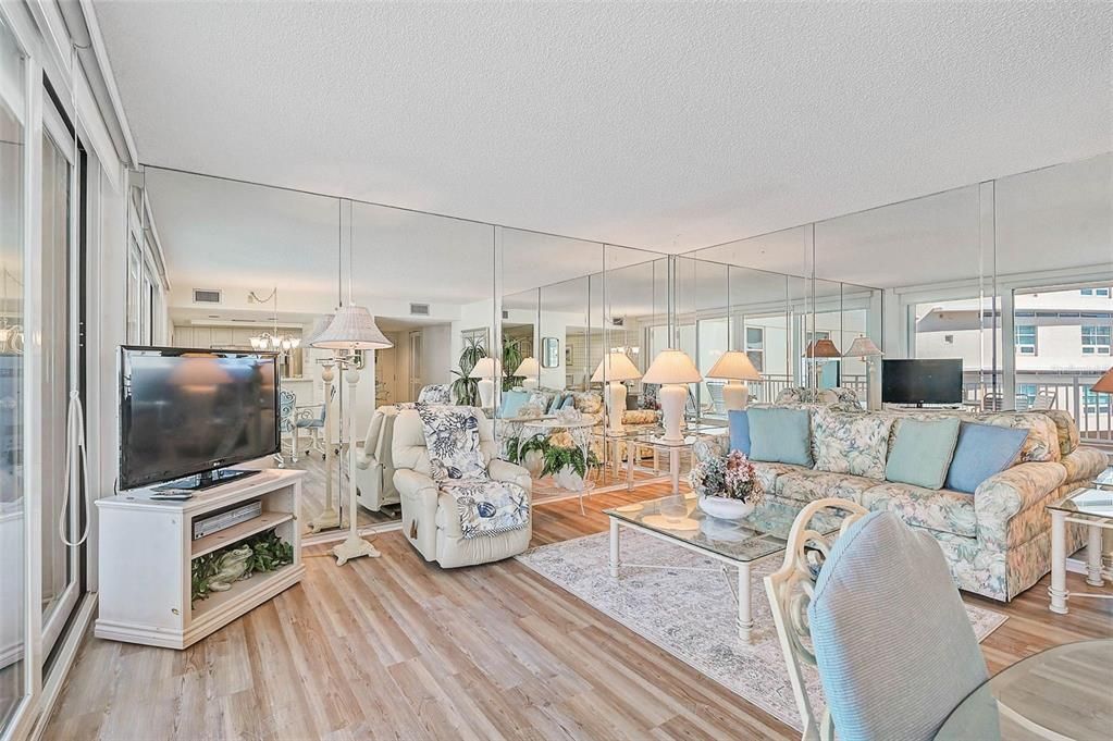 For Sale: $929,000 (2 beds, 2 baths, 1215 Square Feet)