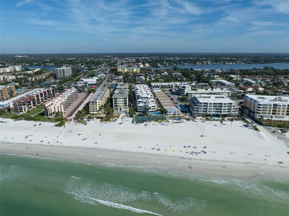 For Sale: $929,000 (2 beds, 2 baths, 1215 Square Feet)