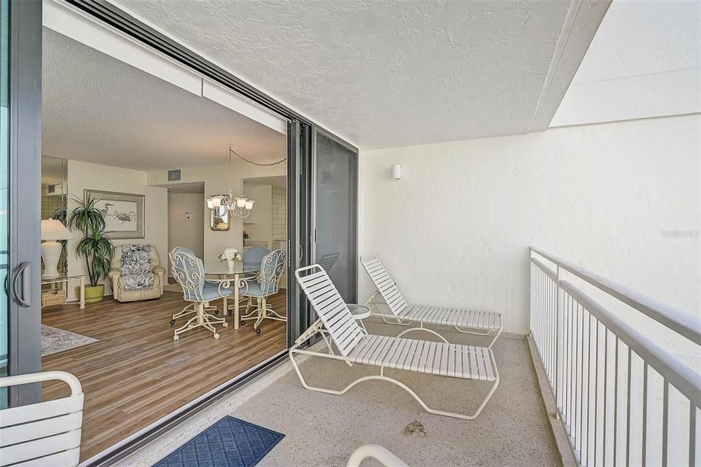 For Sale: $929,000 (2 beds, 2 baths, 1215 Square Feet)