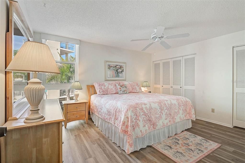 For Sale: $929,000 (2 beds, 2 baths, 1215 Square Feet)