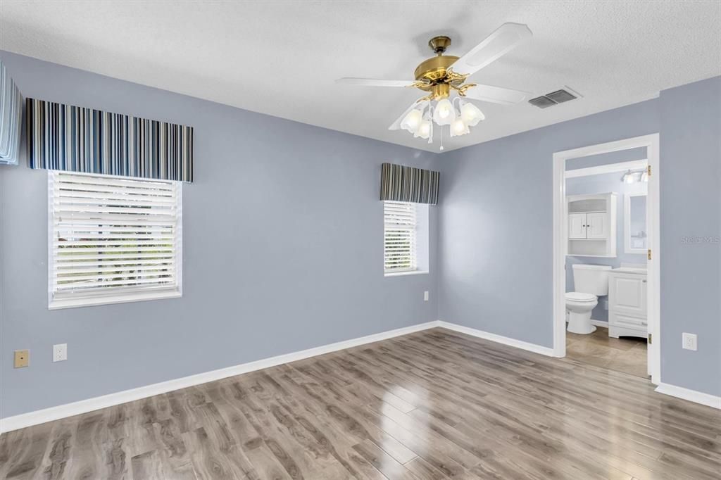 For Sale: $235,000 (2 beds, 2 baths, 1190 Square Feet)