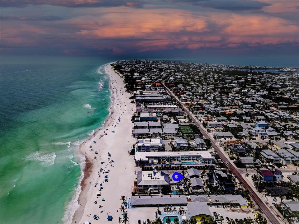 For Sale: $699,000 (2 beds, 2 baths, 834 Square Feet)