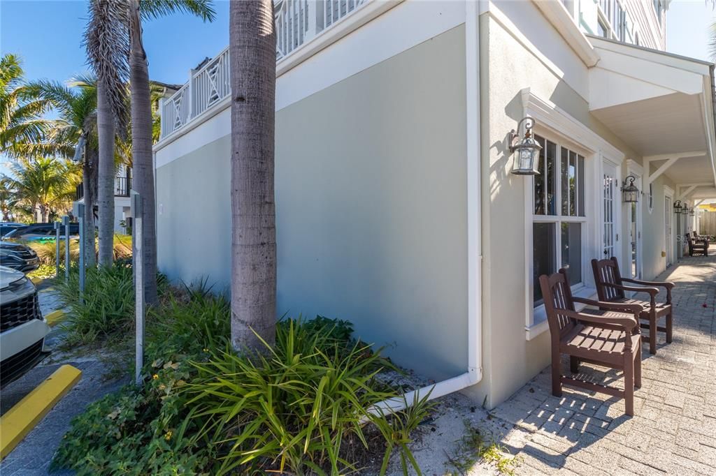 For Sale: $699,000 (2 beds, 2 baths, 834 Square Feet)