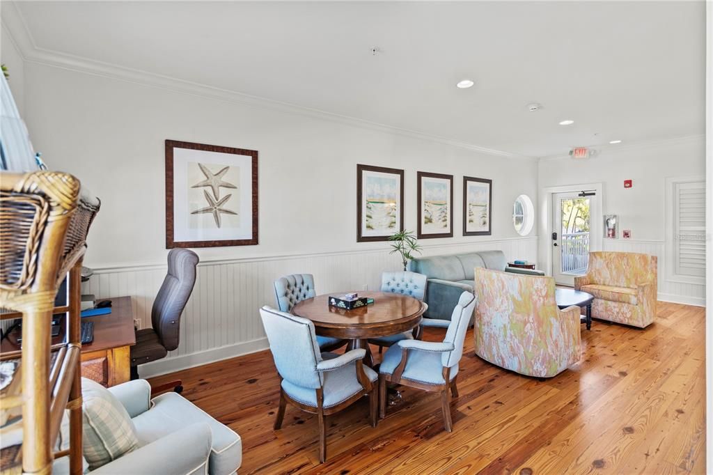 For Sale: $699,000 (2 beds, 2 baths, 834 Square Feet)