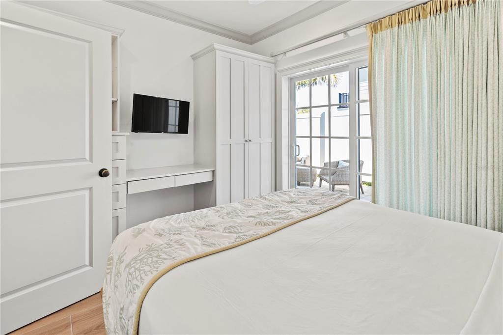 For Sale: $699,000 (2 beds, 2 baths, 834 Square Feet)