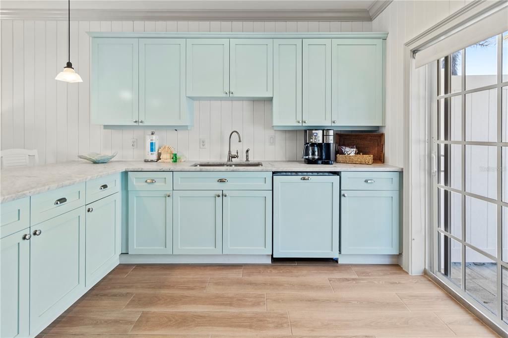 For Sale: $699,000 (2 beds, 2 baths, 834 Square Feet)