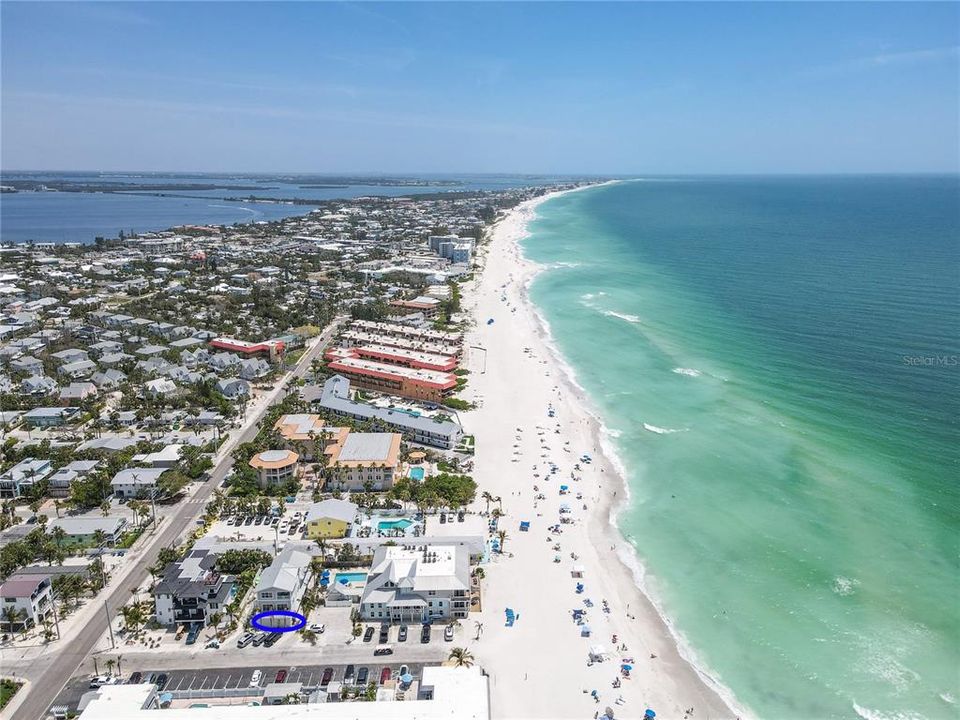 For Sale: $699,000 (2 beds, 2 baths, 834 Square Feet)