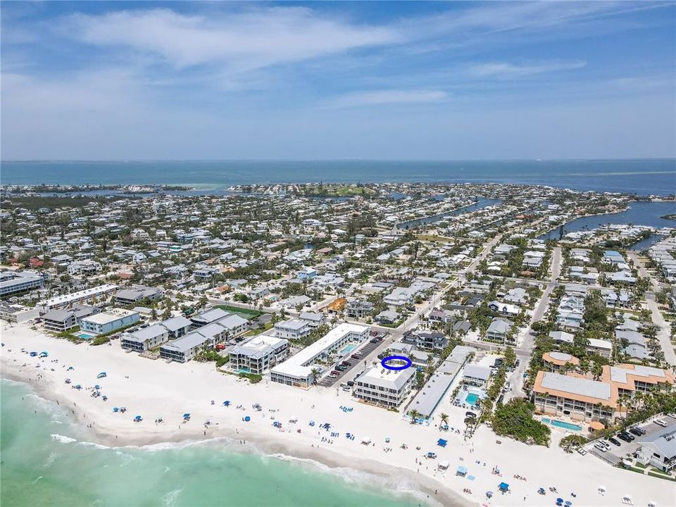 For Sale: $699,000 (2 beds, 2 baths, 834 Square Feet)