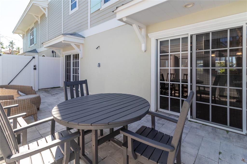 For Sale: $699,000 (2 beds, 2 baths, 834 Square Feet)