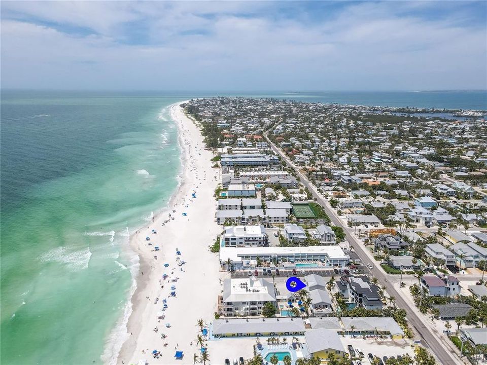 For Sale: $699,000 (2 beds, 2 baths, 834 Square Feet)