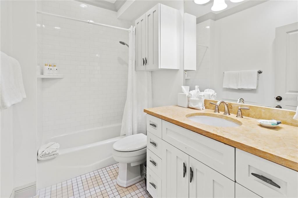 For Sale: $699,000 (2 beds, 2 baths, 834 Square Feet)