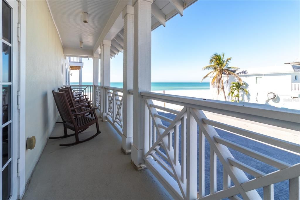 For Sale: $699,000 (2 beds, 2 baths, 834 Square Feet)