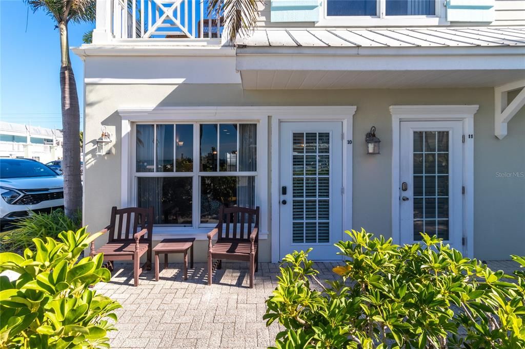 For Sale: $699,000 (2 beds, 2 baths, 834 Square Feet)