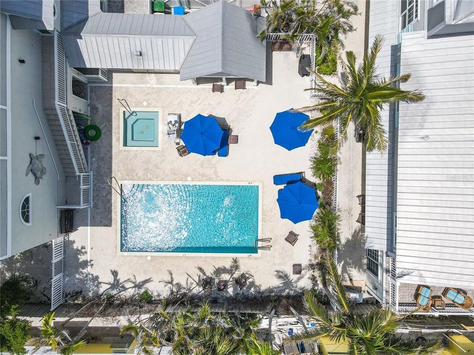 For Sale: $699,000 (2 beds, 2 baths, 834 Square Feet)