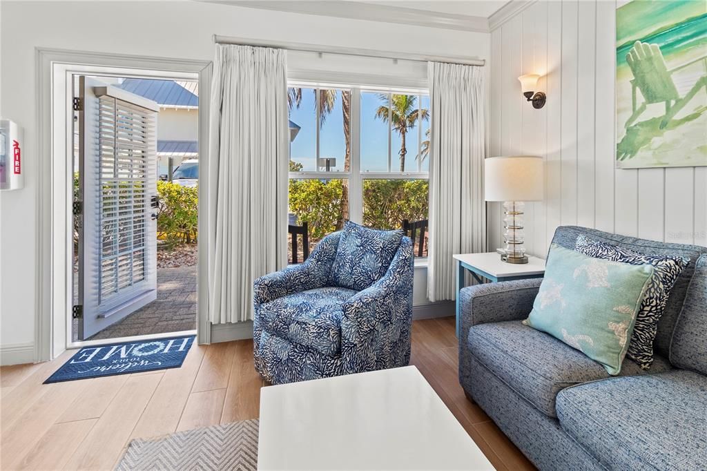 For Sale: $699,000 (2 beds, 2 baths, 834 Square Feet)