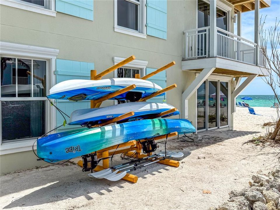 For Sale: $699,000 (2 beds, 2 baths, 834 Square Feet)