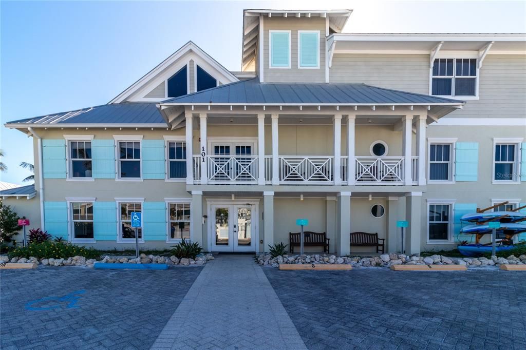 For Sale: $699,000 (2 beds, 2 baths, 834 Square Feet)