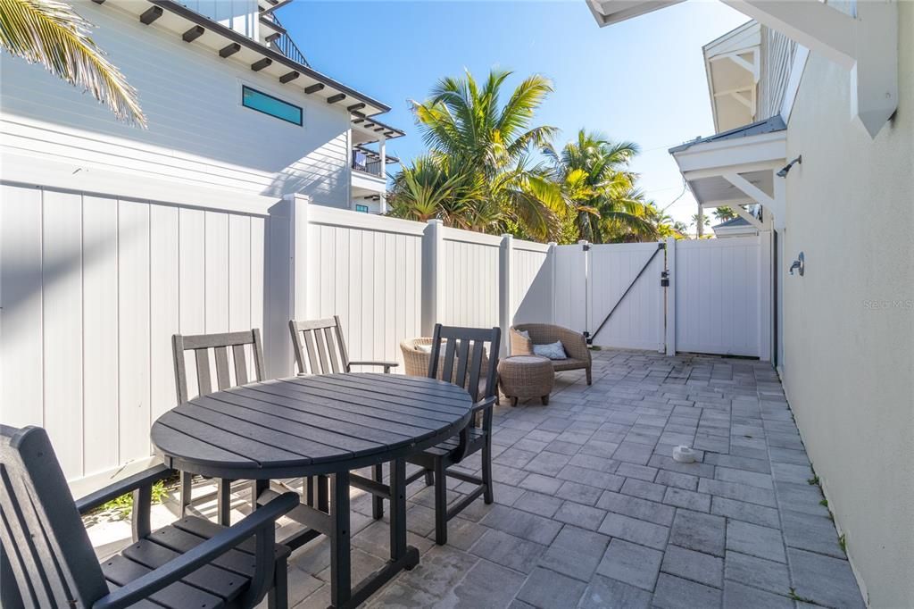 For Sale: $699,000 (2 beds, 2 baths, 834 Square Feet)