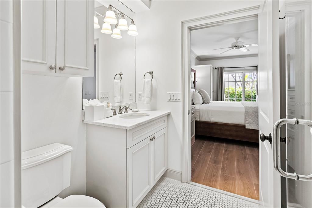 For Sale: $699,000 (2 beds, 2 baths, 834 Square Feet)