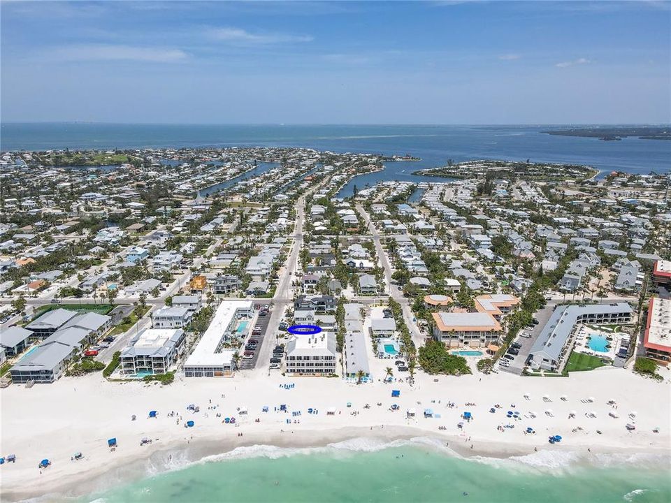 For Sale: $699,000 (2 beds, 2 baths, 834 Square Feet)