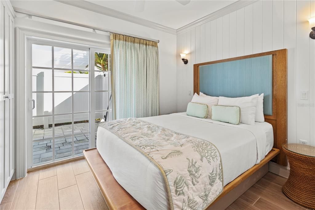 For Sale: $699,000 (2 beds, 2 baths, 834 Square Feet)