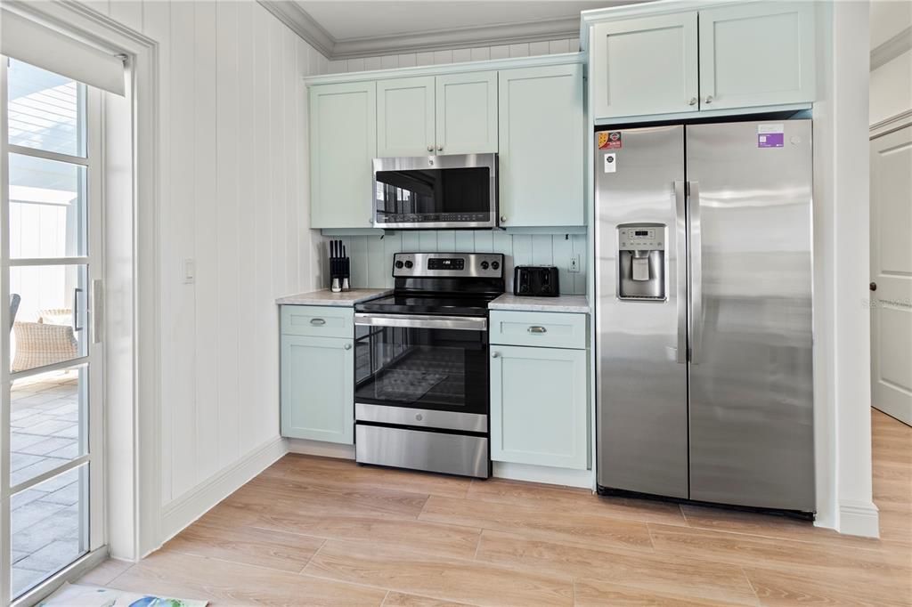 For Sale: $699,000 (2 beds, 2 baths, 834 Square Feet)