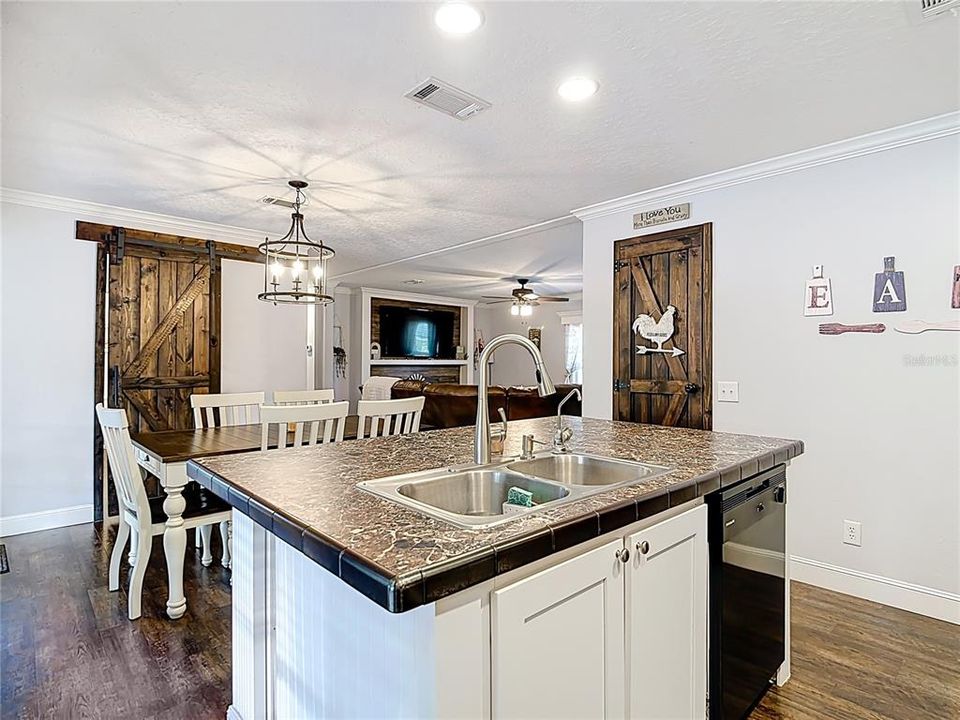 For Sale: $375,000 (3 beds, 2 baths, 1568 Square Feet)