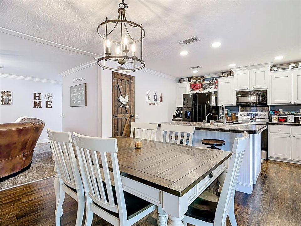 For Sale: $375,000 (3 beds, 2 baths, 1568 Square Feet)