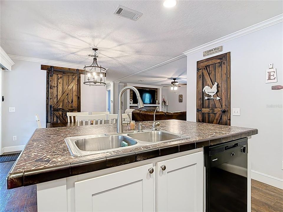 For Sale: $375,000 (3 beds, 2 baths, 1568 Square Feet)