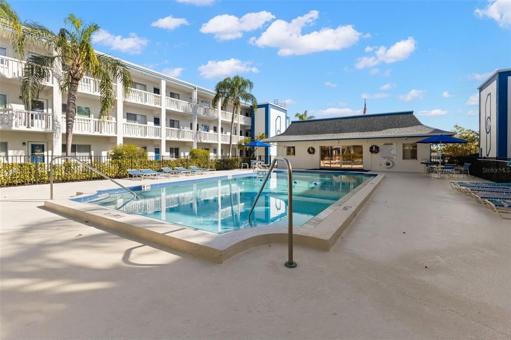 For Sale: $69,900 (1 beds, 1 baths, 690 Square Feet)