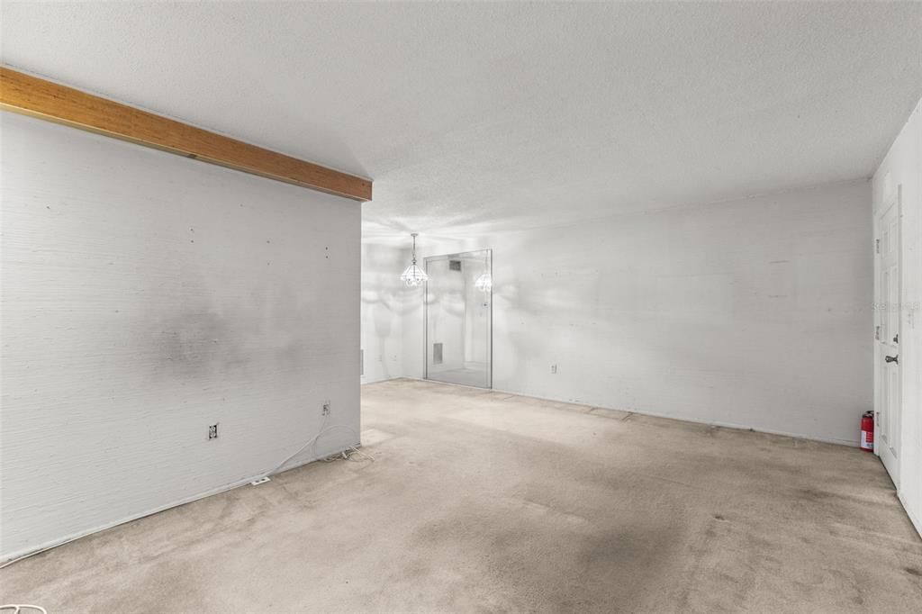 For Sale: $69,900 (1 beds, 1 baths, 690 Square Feet)