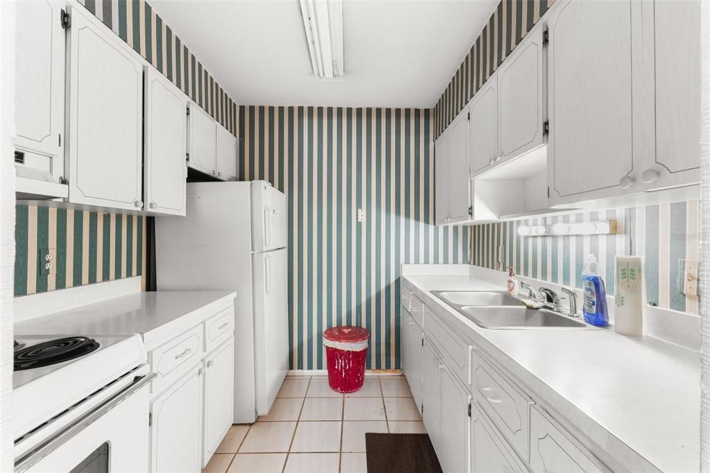 For Sale: $69,900 (1 beds, 1 baths, 690 Square Feet)