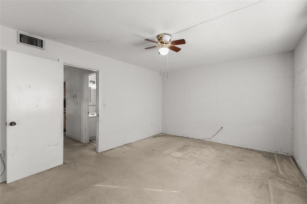 For Sale: $69,900 (1 beds, 1 baths, 690 Square Feet)