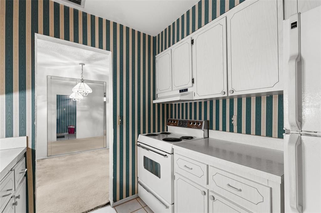 For Sale: $69,900 (1 beds, 1 baths, 690 Square Feet)