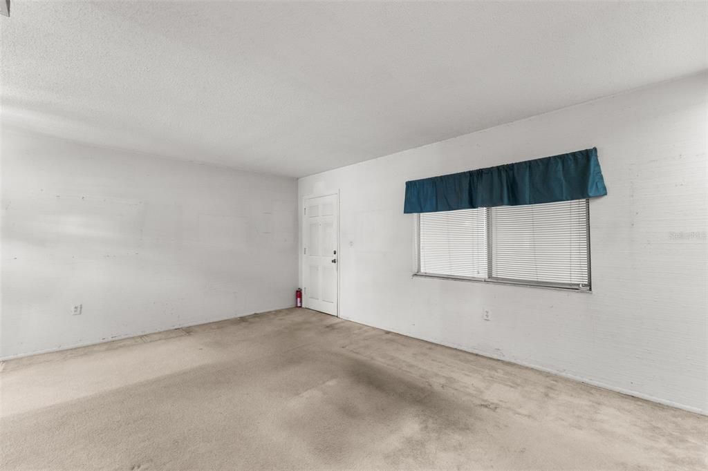 For Sale: $69,900 (1 beds, 1 baths, 690 Square Feet)