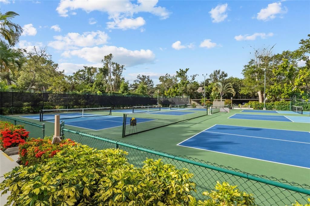 For Sale: $599,000 (3 beds, 3 baths, 1635 Square Feet)