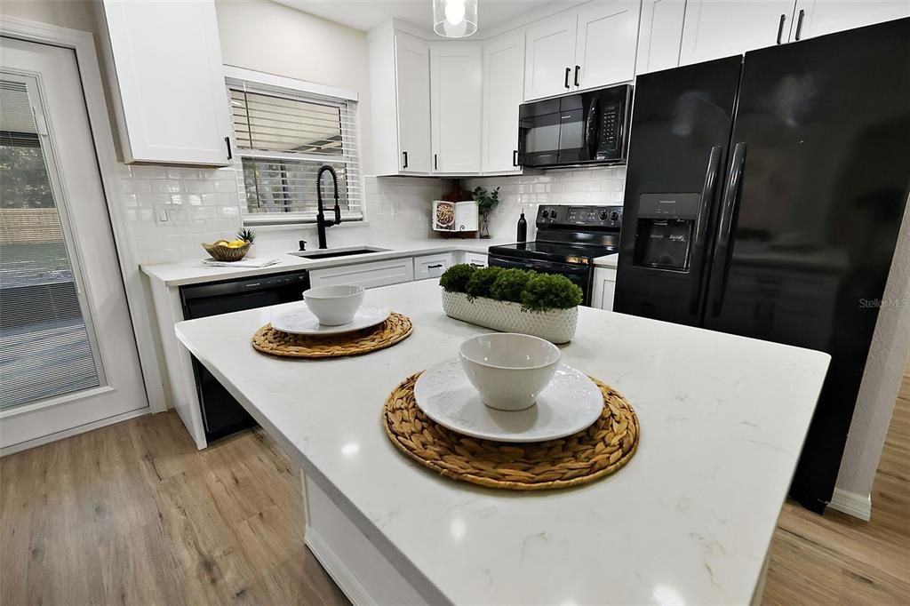 На продажу: $255,000 (3 спален, 2 ванн, 1293 Квадратных фут)