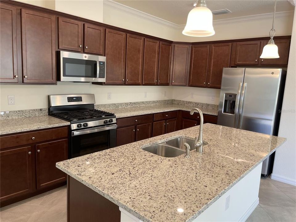 出租: $4,000 (3 贝兹, 3 浴室, 1849 平方英尺)