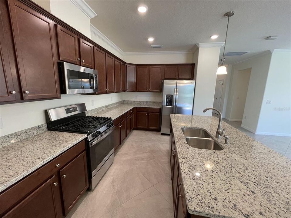 出租: $4,000 (3 贝兹, 3 浴室, 1849 平方英尺)