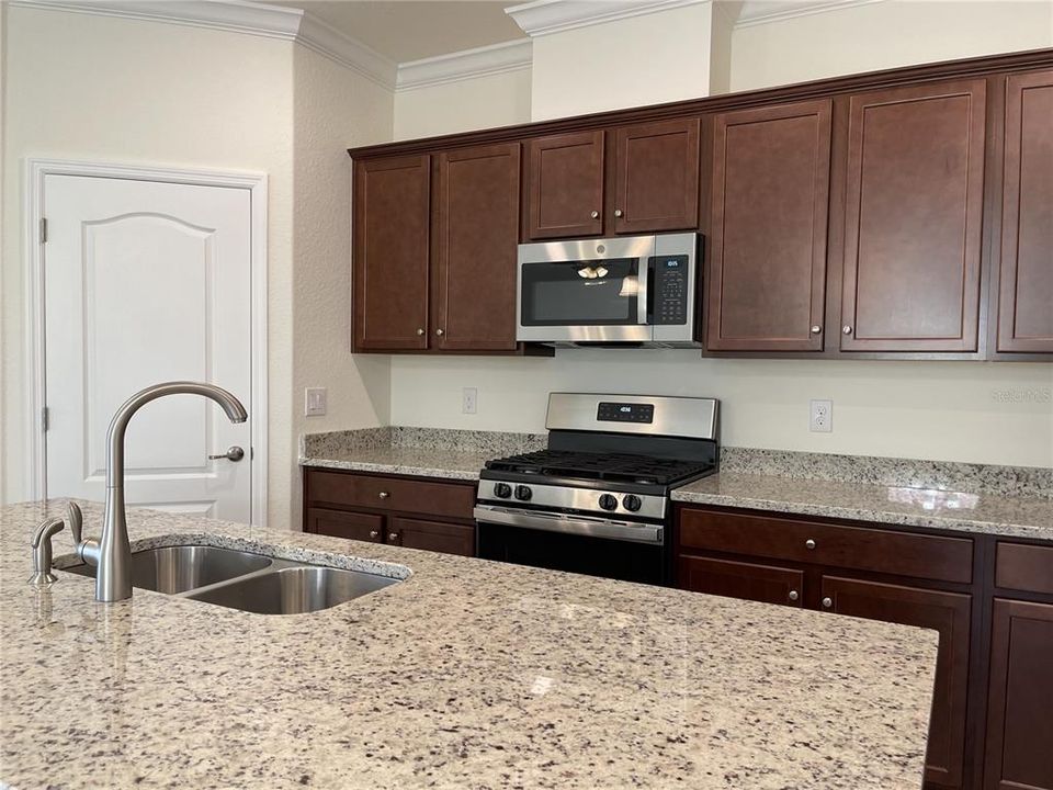 出租: $4,000 (3 贝兹, 3 浴室, 1849 平方英尺)