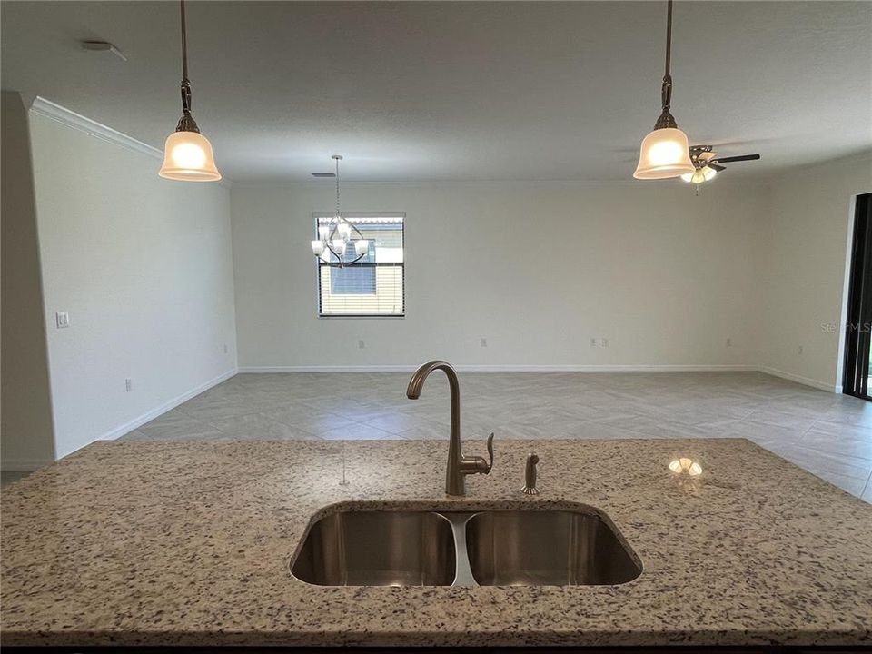 出租: $4,000 (3 贝兹, 3 浴室, 1849 平方英尺)