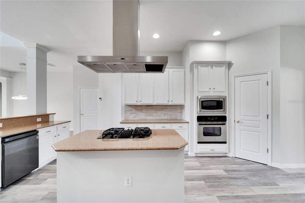 En Venta: $649,000 (4 camas, 3 baños, 3772 Pies cuadrados)