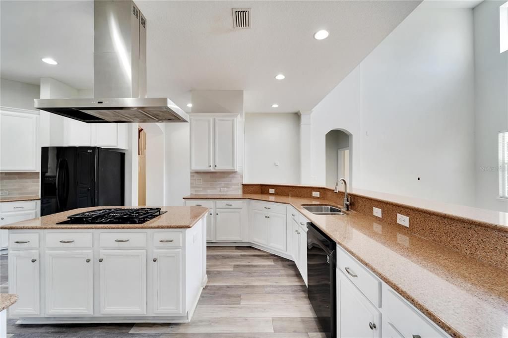 En Venta: $649,000 (4 camas, 3 baños, 3772 Pies cuadrados)