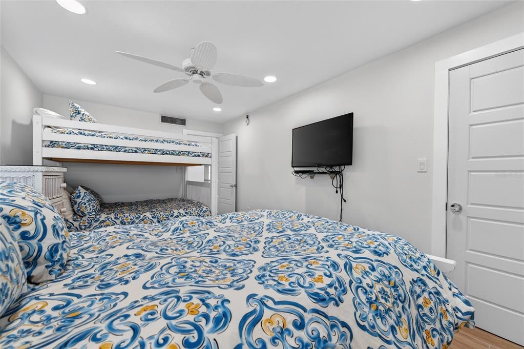 待售: $565,000 (2 贝兹, 2 浴室, 1033 平方英尺)