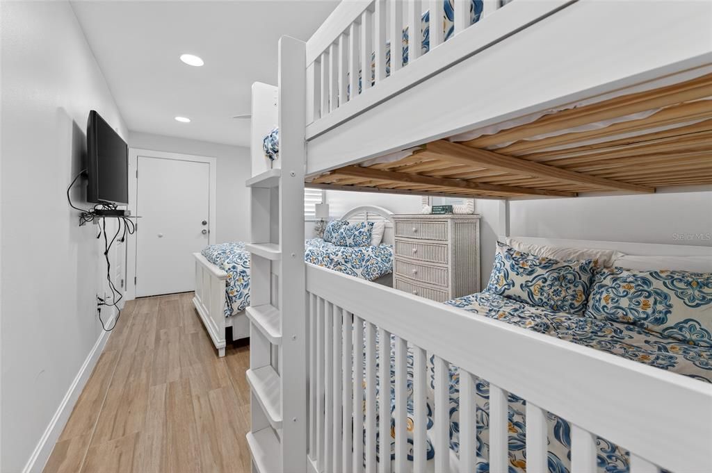 待售: $565,000 (2 贝兹, 2 浴室, 1033 平方英尺)