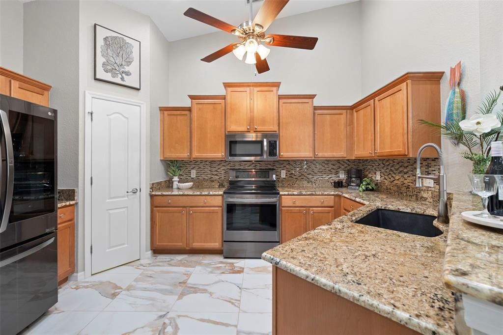 На продажу: $329,000 (2 спален, 2 ванн, 1477 Квадратных фут)