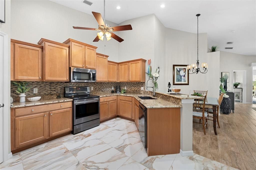 На продажу: $329,000 (2 спален, 2 ванн, 1477 Квадратных фут)