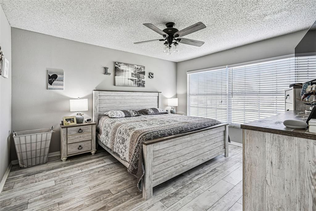 На продажу: $259,000 (2 спален, 2 ванн, 1193 Квадратных фут)