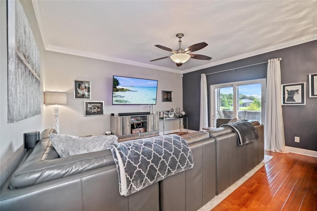 En Venta: $615,000 (4 camas, 2 baños, 2560 Pies cuadrados)