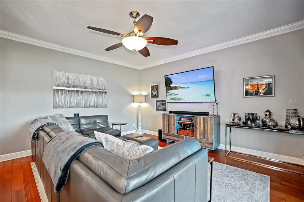 En Venta: $615,000 (4 camas, 2 baños, 2560 Pies cuadrados)